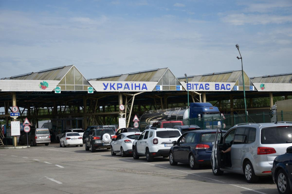 Румунські фермери заблокували рух вантажівок на українському кордоні, - ДПСУ Румунські фермери заблокували рух вантажівок на українському кордоні, - ДПСУ