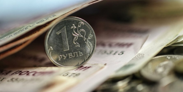 Российский рубль уверенно дешевеет на фоне проблем с банками Турции, Китая и ОАЭ
