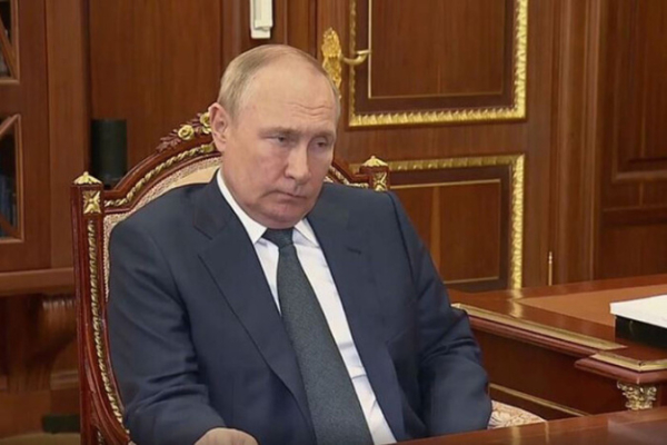 путин посылает негласные сигналы в США о прекращении войны &mdash; Bloomberg
