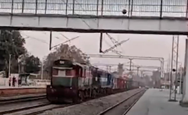 В Індії потяг "втік" від машиніста і проїхав 70 кілометрів (відео) В Індії потяг "втік" від машиніста і проїхав 70 кілометрів (відео)