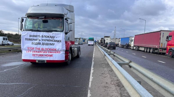 Будуть стояти усі: українські перевізники розпочали акцію у відповідь на кордоні з Польщею Будуть стояти усі: українські перевізники розпочали акцію у відповідь на кордоні з Польщею