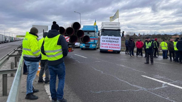 Будуть стояти усі: українські перевізники розпочали акцію у відповідь на кордоні з Польщею Будуть стояти усі: українські перевізники розпочали акцію у відповідь на кордоні з Польщею