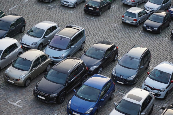 Імпорт авто в Україну скоротився майже вдвічі у 2023 році, - "Опендатабот"