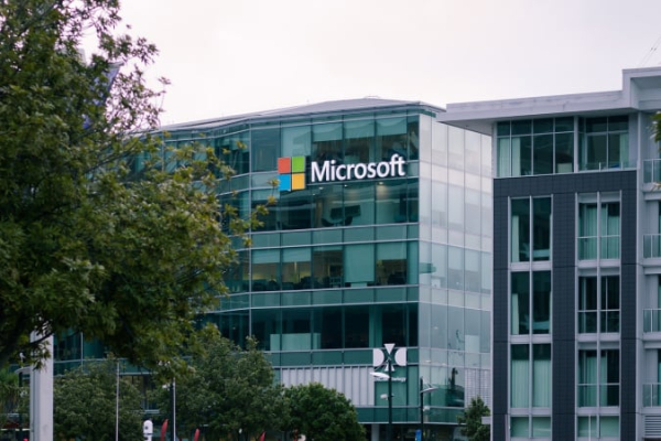 Microsoft на небольшое время обогнала по капитализации самую дорогую компанию в мире Apple
Microsoft на небольшое время обогнала по капитализации самую дорогую компанию в мире Apple