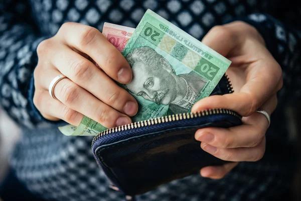 В Украине выросли минимальная зарплата и прожиточный минимум
В Украине выросли минимальная зарплата и прожиточный минимум